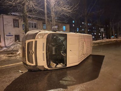 В Уфе при аварии перевернулся пассажирский автобус