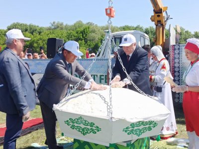 В Акъяре во время сабантуя поставлен новый рекорд России по приготовлению самого большого курута