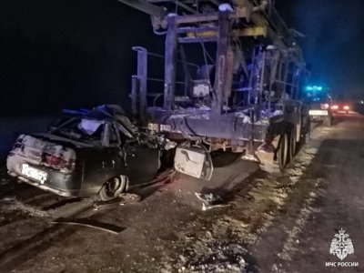 В Башкирии легковой автомобиль врезался в грузовик: есть жертвы