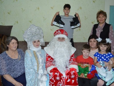 Председатель Госсобрания Башкирии Константин Толкачев подарил детям коньки и телевизор