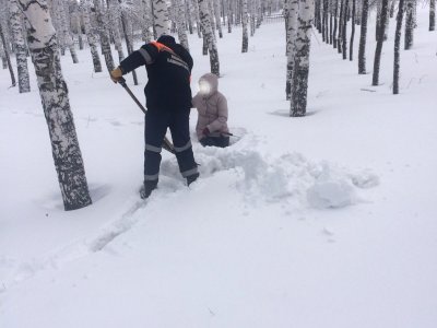 В Башкирии во время прогулки в парке женщина застряла по пояс в снегу
