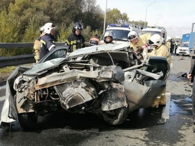 Зажало в искореженном автомобиле: житель Башкирии погиб в массовом ДТП с большегрузами