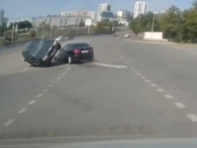 В Уфе BMW X3 врезался в Kia Rio и опрокинулся: в ДТП пострадали 5-летний мальчик и пенсионерка