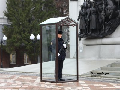 Из-за морозов в Уфе отменили дежурство почетного караула у памятника Шаймуратову