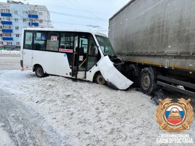 В Уфе автобус с 16 пассажирами врезался в грузовик
