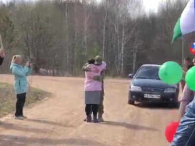 В Башкирии трогательная встреча бойца с мамой попала на видео