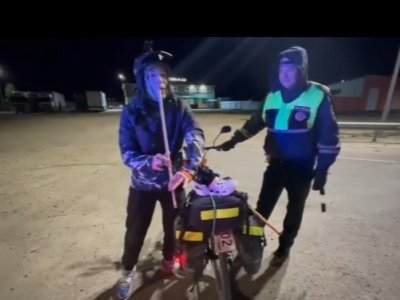 В Оренбургской области госавтоинспекторы помогли велотуристу из Башкирии
