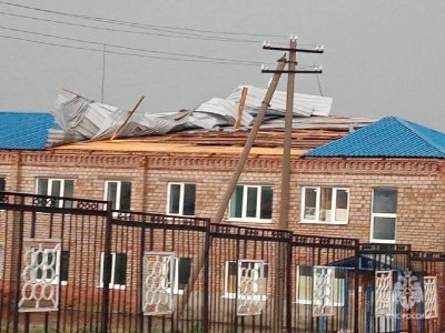 В Башкирии ветер унёс кровлю с ряда зданий
