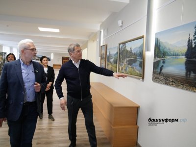 Радий Хабиров посетил в Уфе выставку Александра Скорнякова, пишущего на тему СВО