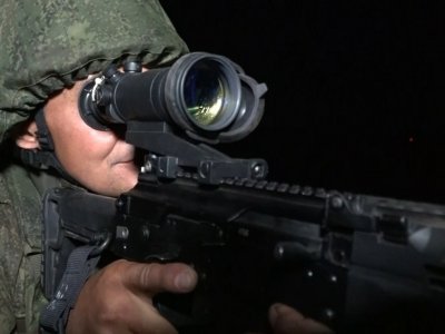 Бойцы мотострелкового полка «Башкортостан» учатся вести огонь в зоне СВО в ночное время