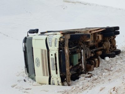 В Башкирии грузовик опрокинулся в кювет