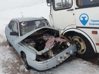 В Башкирии столкнулись ВАЗ-2110 и автобус «ПАЗ» с 16 пассажирами: есть пострадавшие