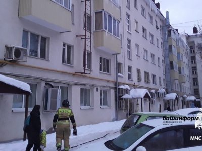 В центре Уфы из-за пожара в квартире жильцы дома эвакуировались, есть пострадавший