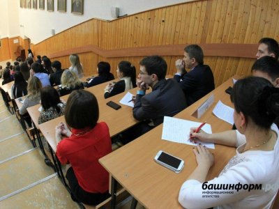 Старшекурсникам училищ России разрешили преподавать в детсадах и начальной школе