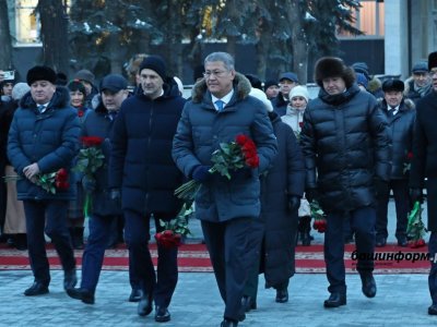 В День башкирского языка Радий Хабиров возложил цветы к памятнику Акмулле