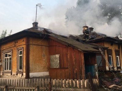 В Башкирии при пожаре в пятиквартирном доме погибла женщина