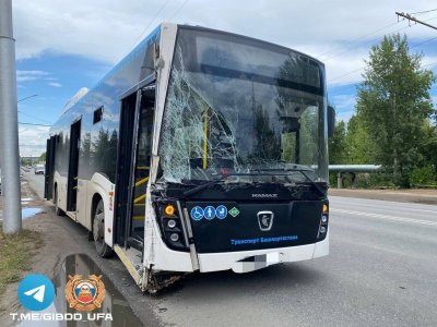 В Уфе автобус с 20 пассажирами врезался в электроопору