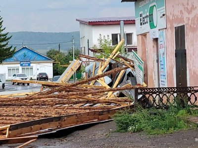 В Салаватском районе сильный ветер сорвал 500 квадратных метров крыши и отключил электричество