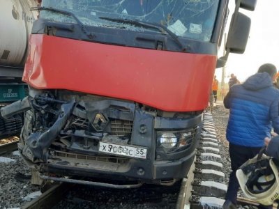 В Башкирии самосвал столкнулся с товарным поездом