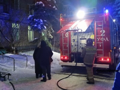 В Уфе пожарные экстренно вывели людей из жилого дома и поликлиники
