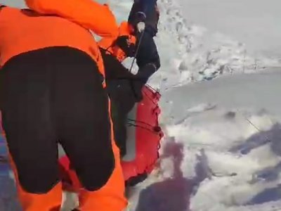 В Уфе спасатели пришли на помощь лежавшему на льду реки мужчине