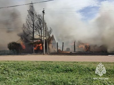 В одном из сел Башкирии пожар уничтожил два дома, баню и надворные постройки