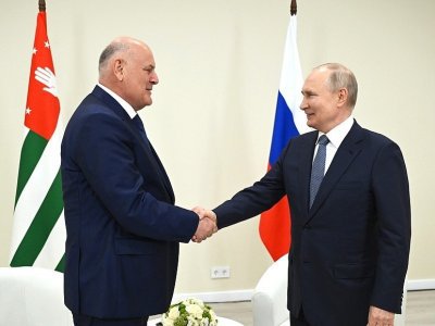 Владимир Путин и Аслан Бжания обсудили товарооборот и роль российских регионов в сотрудничестве
