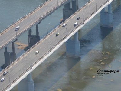 Инцидент на Затонском мосту: в Уфе в реке Белой водолазы ищут женщину