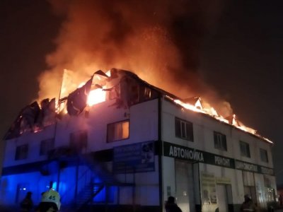 В Сибае огнеборцы тушат пожар в здании автосервиса