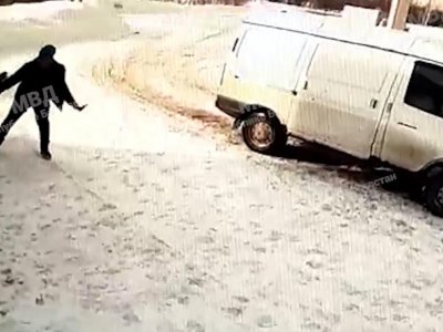 В Башкирии водитель и сотрудник заправки устроили кулачные бои