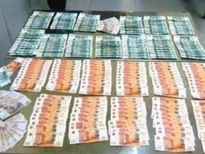 В аэропорту Уфы таможенники задержали пассажира с портфелем, набитым деньгами