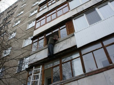 В Уфе спасли 82-летнего мужчину, повисшего на балконе многоэтажки