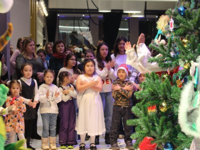 Детям участников специальной военной операции показали добрую новогоднюю сказку
