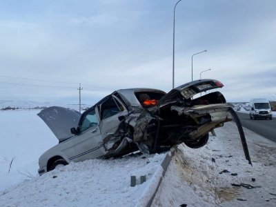В Башкирии водитель на «Ладе Ларгус» врезался в попутную «Волгу»: пострадали три пассажира