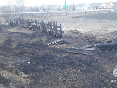 Жительница Башкирии получила сильные ожоги при попытке потушить горящую траву