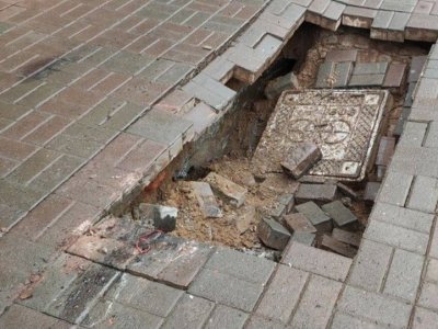 В Уфе на улице Ленина в яму провалилась коммунальная техника