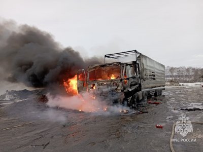 На трассе в Башкирии загорелась фура, пострадал водитель