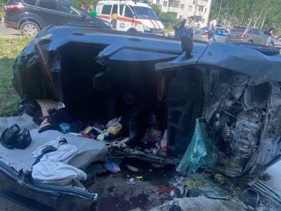 В больнице скончалась пассажирка автомобиля Renault, который врезался в жилой дом в Уфе