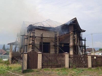 В Башкирии от удара молнии загорелся двухэтажный дом