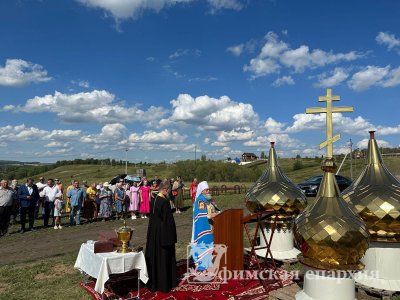 В Уфимском районе подняли купола на строящуюся «народную» церковь