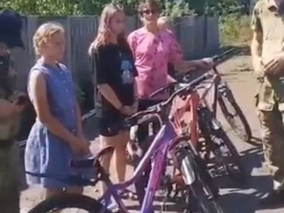 Военнослужащие батальона имени Доставалова подарили детям Донбасса велосипеды