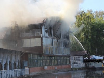 В Уфе в ресторане «Тихая гавань» прокомментировали мощный пожар, уничтоживший здание - фоторепортаж