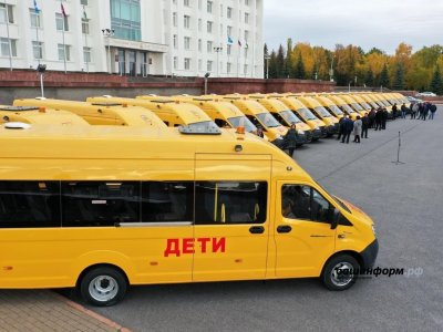 Регионы России дополнительно получат более тысячи новых школьных автобусов и 937 машин скорой помощи