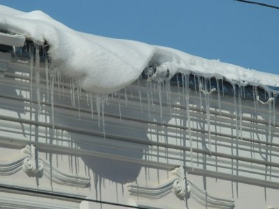 В Уфе произошло 42 случая падения наледи и снега с крыш
