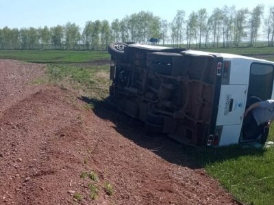 Автобус с пассажирами перевернулся на дороге в Башкирии