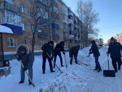 В Башкирии сотрудники администрации и предприятий вышли чистить снег