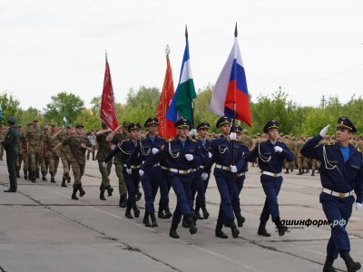 Радий Хабиров вручил добровольческому мотострелковому полку из Башкирии боевое знамя