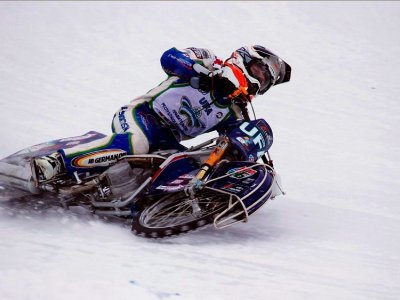 Никита Богданов из Башкирии - лидер чемпионата России по мотогонкам на льду
