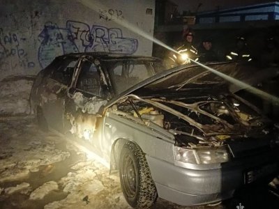 В Уфе ночью по неизвестной причине загорелся «ВАЗ-2112», огонь перекинулся и на соседнюю иномарку