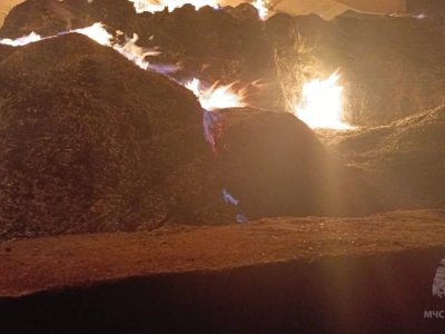 В Башкирии горит 50 тонн сена и соломы: тушение пожара продолжается
